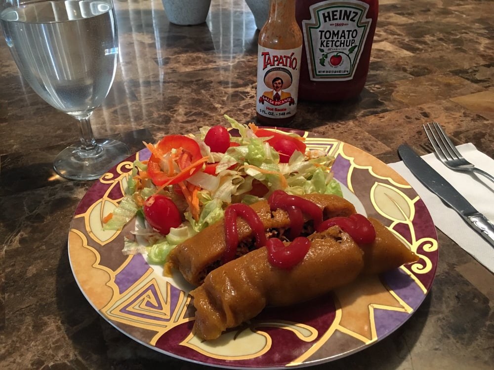 Pasteles servidos con ensalada / Pasteles served with a fresh salad